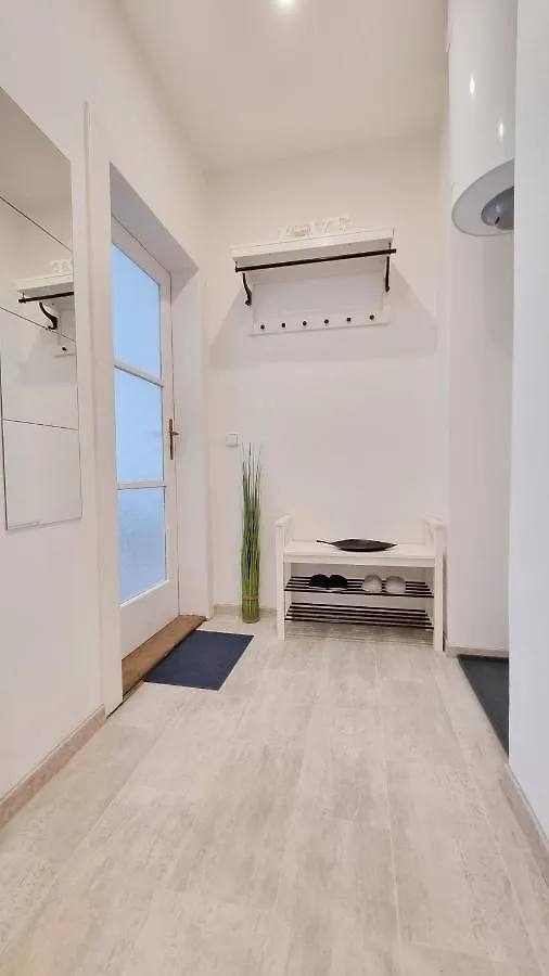 Finnem Rentals Zikova Praga Appartamento