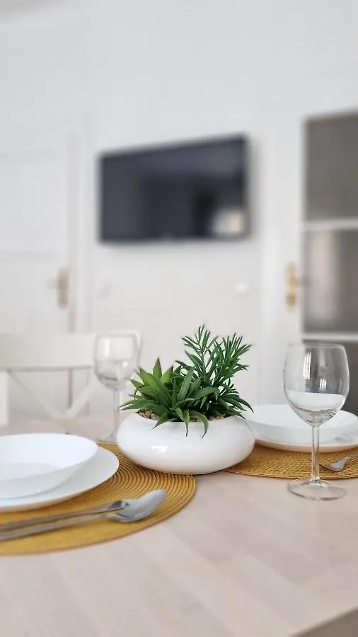 Finnem Rentals Zikova Praga Appartamento
